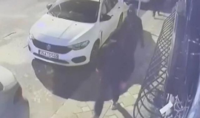 Zeytinburnu'nda park halindeki otomobili çalan şüpheliler kamerada