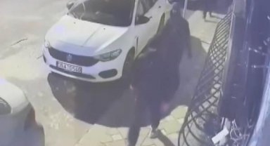 Zeytinburnu'nda park halindeki otomobili çalan şüpheliler kamerada 