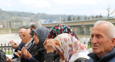 Zonguldak'ta köprü faciasının 11'inci yılında hayatını kaybedenler anıldı
