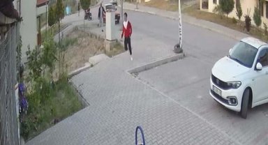 13 yaşındaki çocuğu palayla kovaladı, markettekiler kurtardı; o anlar kamerada