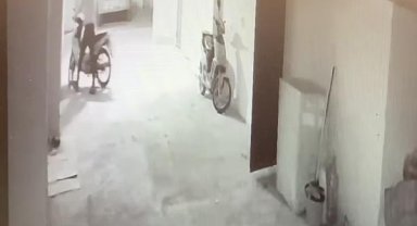 15 suç kaydı olan şüphelinin motosiklet çaldığı anlar kamerada