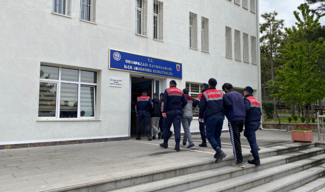 150 adet teleskopik inşaat direği çalan 3 şüpheli yakalandı