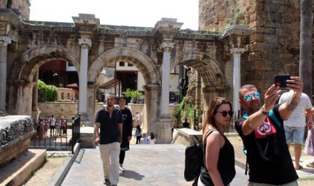 1893 yıllık Hadrianus Kapısı, bakımsızlıktan yeşerdi