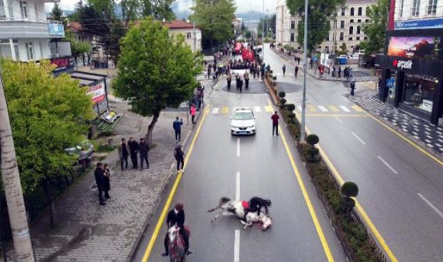 19 Mayıs kortejinde yolda kayan at, binicisiyle birlikte düştü