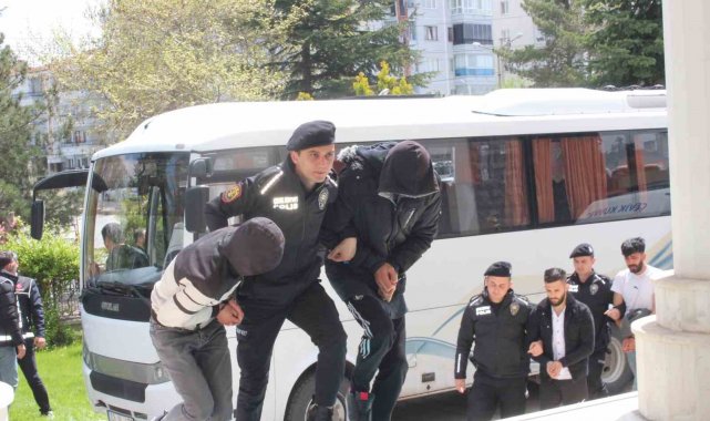 'Kökünü Kurutma' operasyonunda yakalanan 112 kişi adliyeye sevk edilmeye başlandı