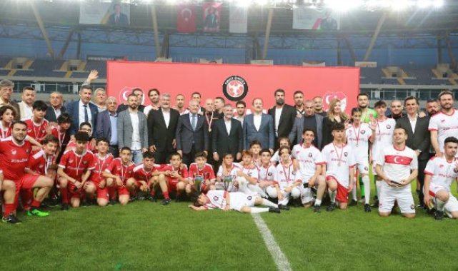 'Omuz Omuza Gösteri Maçı'nda depremzede çocuklar da oynadı