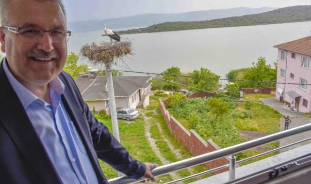 4 yavru dünya getiren Yaren leylek, yuvasını balıkçı Adem'in evinin yanına taşıdı