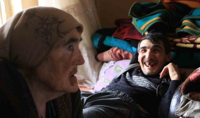43 yaşındaki bedensel ve zihinsel engelli oğluna bebek gibi bakıyor