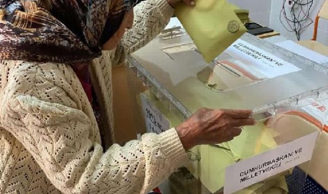 91 yaşındaki kadın, bastonuyla geldiği okulda oyunu kullandı