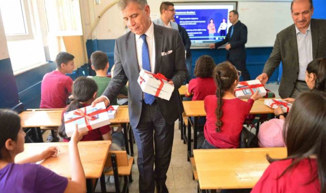 Adana'da depremzede öğrencilere tablet dağıtıldı