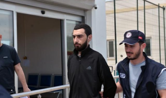 Adana'da iki araçta 13 kaçak göçmen yakalandı; sürücülerden biri tutuklandı