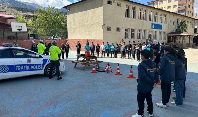 Adana'da ortaokulu öğrencilerine trafik eğitimi verildi