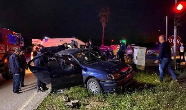 Adana'da refüje çarpan otomobilde aynı aileden 4 kişi yaralandı