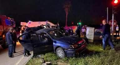 Adana'da refüje çarpan otomobilde aynı aileden 4 kişi yaralandı