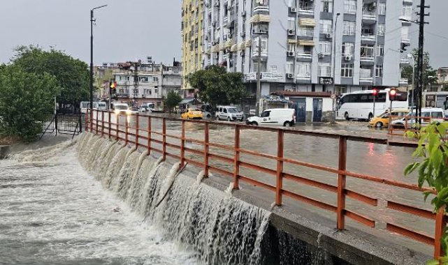 Adana'da sağanak nedeniyle yollar göle döndü
