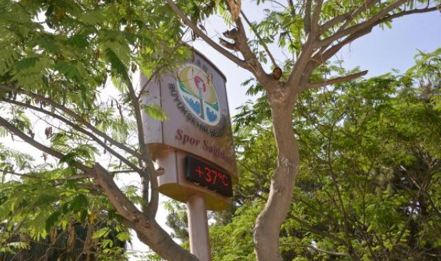 Adana'da sıcaklık 37 dereceyi buldu; parklar doldu