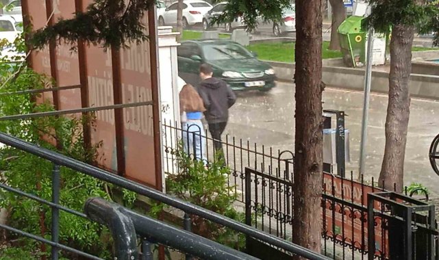 Afyonkarahisar'daki ani bastıran dolu ve yağmur hayatı olumsuz etkiledi