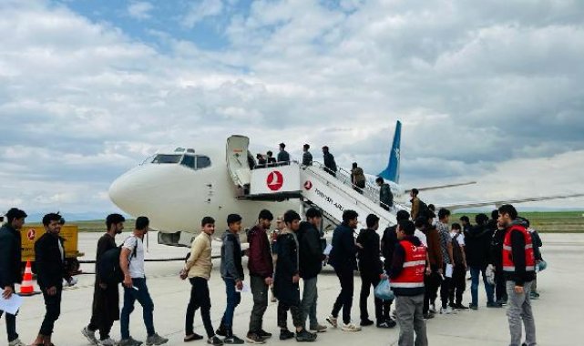 Ağrı'dan 136 Afganistanlı kaçak göçmen uçakla ülkelerine gönderildi