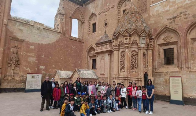 Ağrılı öğrenciler, ilk defa kentin tarihi ve turistik mekanları gördü