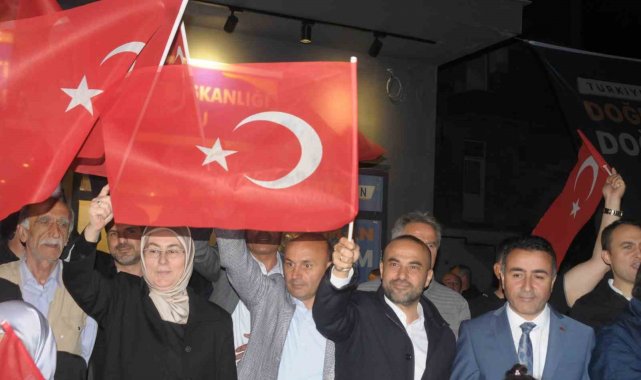 AK Parti Altınova'da miting düzenledi