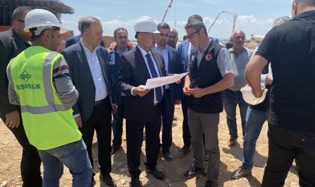 AK Parti heyeti deprem konutlarının inşaat alanını inceledi