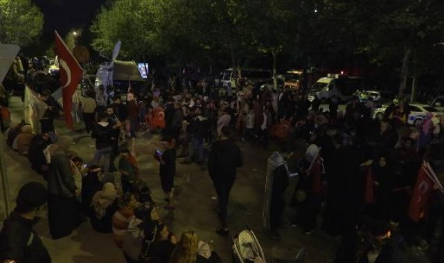 AK Parti İstanbul İl Başkanlığı önünde partililerin bekleyişi