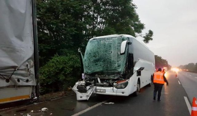 AK Parti seçmenlerini taşıyan otobüs TIR'a çarptı: 1'i ağır 22 yaralı