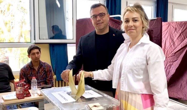 AK Parti Seferihisar İlçe Başkanı Aydın eşi ile birlikte oyunu kullandı