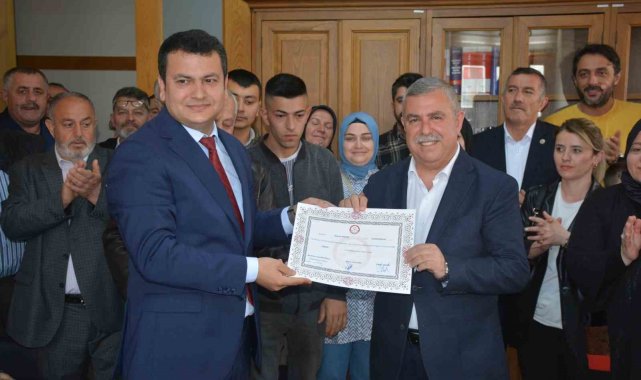 AK Parti'li Nazım Maviş 3. kez mazbatasını aldı