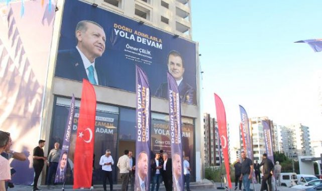 AK Parti'li Ömer Çelik'in seçim bürosundaki görevli bıçaklı saldırıda yaralandı