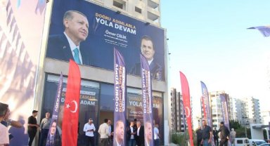 AK Parti'li Ömer Çelik'in seçim bürosundaki görevli bıçaklı saldırıda yaralandı