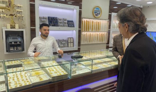 AK Partili Mustafa Demir, Fatih'te esnafı ziyaret etti