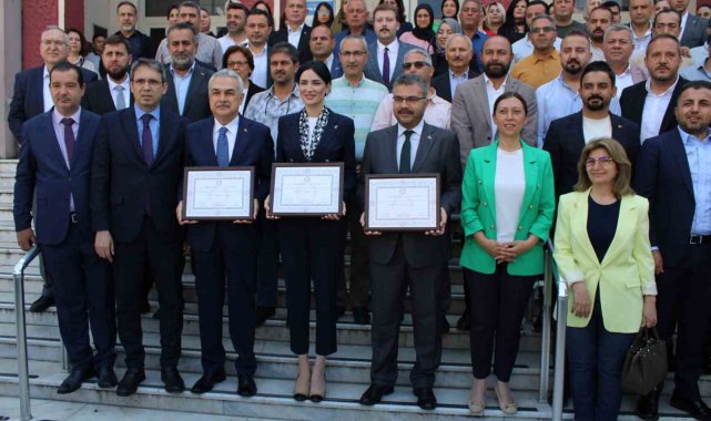 AK Partili vekiller mazbatalarına kavuştu