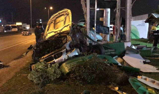 Akaryakıt istasyonunun fiyat tabelasına çarpan otomobilin sürücüsü yaralandı