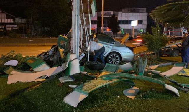 Akaryakıt istasyonunun fiyat tabelasına çarpan otomobilin sürücüsü yaralandı
