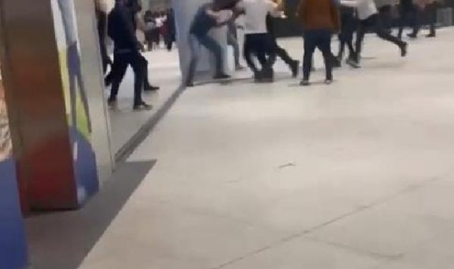 Alışveriş merkezinde iki grubun kavgası kamerada