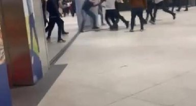 Alışveriş merkezinde iki grubun kavgası kamerada