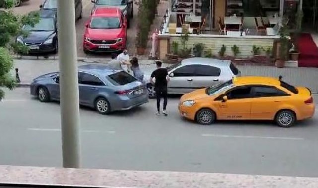 Alkollü halde araçlarına çarptığı sürücülere saldırdı