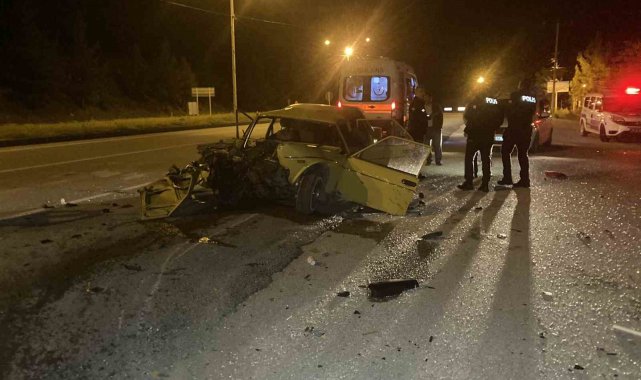 Alkollü ve ehliyetsiz sürücü yol kenarında duran tıra çarptı: 3 yaralı