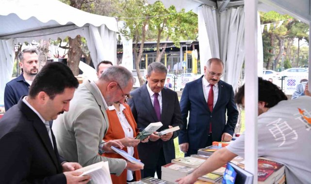 Altıeylül Kitap Fuarı yazarların ve okurların katılımıyla devam ediyor