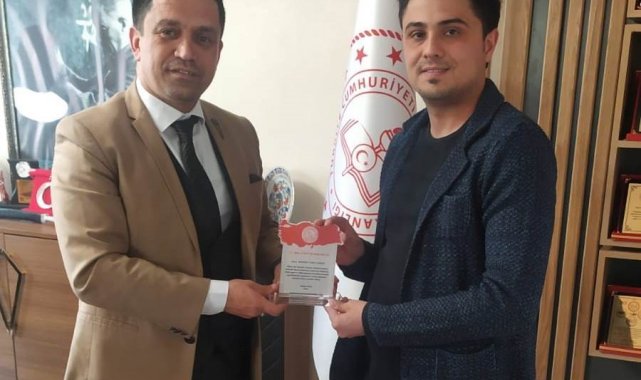 Altıntaş'ta deprem bölgesinde görev yapan öğretmenlere plaket