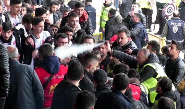 Amatör maç sonrası olay çıkaran taraftarlara polis biber gazıyla müdahale etti