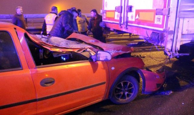 Anadolu Otoyolu'nda TIR'a çarpan otomobildeki 4 kişi yaralandı; İstanbul yönü ulaşıma kapandı