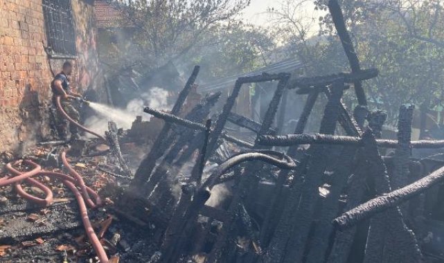 Ankara'da bir gecekondu ve otomobil, çıkan yangında küle döndü