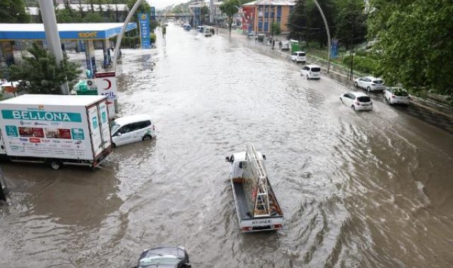 Ankara'da sağanak; yollar göle döndü, ev ve iş yerlerini su bastı