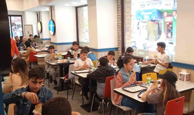 Ankara'dan Eskişehir'e geziye gelen öğrencilerin döner keyfi