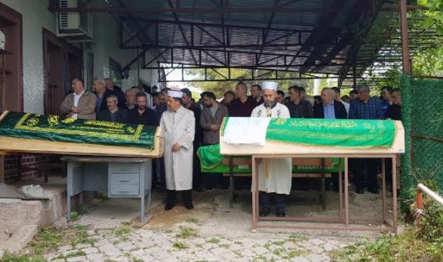 Annesinin cenazesine giderken eşiyle birlikte kazada öldü