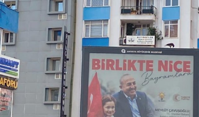 Antalya'da Çavuşoğlu'nun bayraklı afişleri kaldırıldı