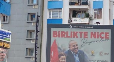 Antalya'da Çavuşoğlu'nun bayraklı afişleri kaldırıldı