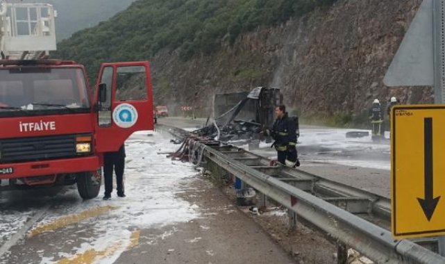 Antalya'da devrilen boya ve tiner yüklü TIR, alev alev yandı